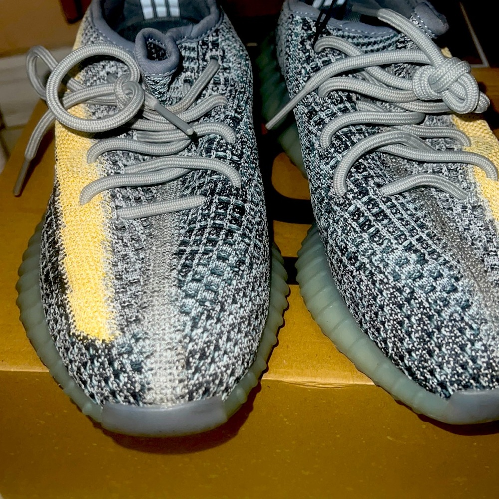 Selling $350 Yeezy worn only 4 times , in good condition